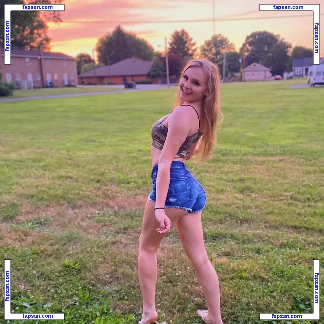 Zoe Canestraro nude photo #0003 from OnlyFans