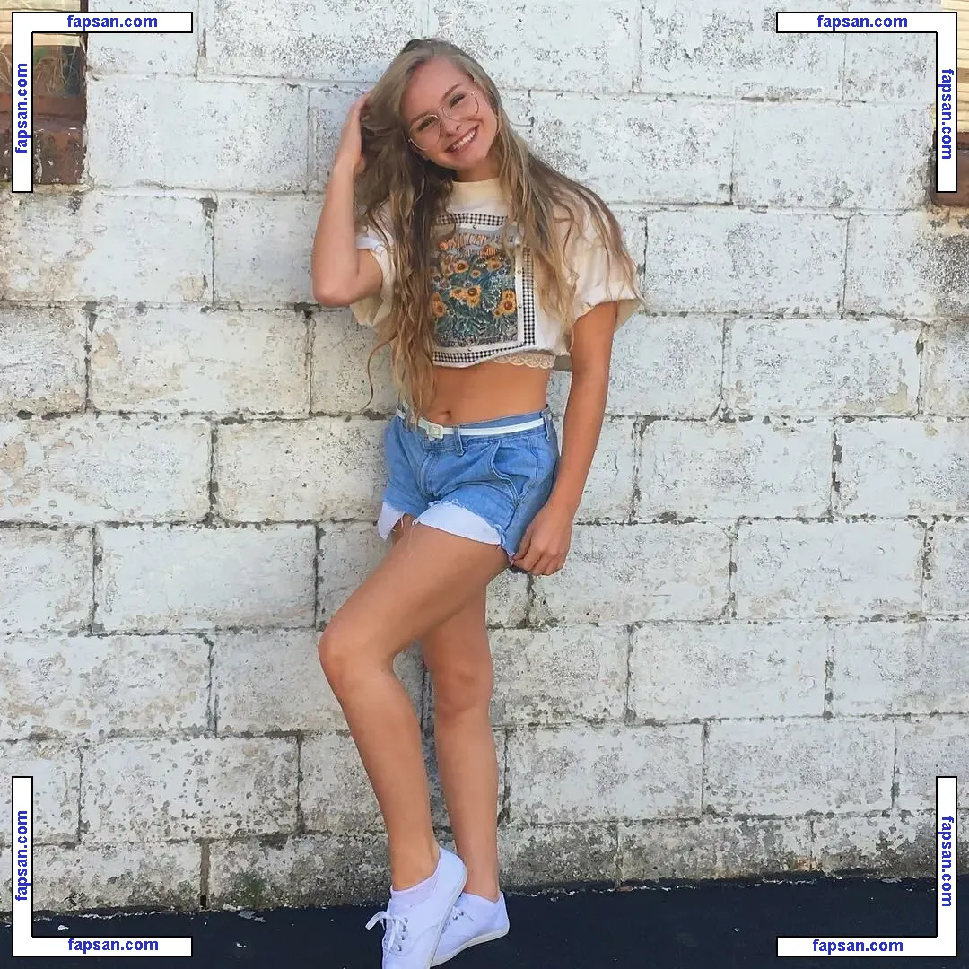 Zoe Canestraro nude photo #0005 from OnlyFans