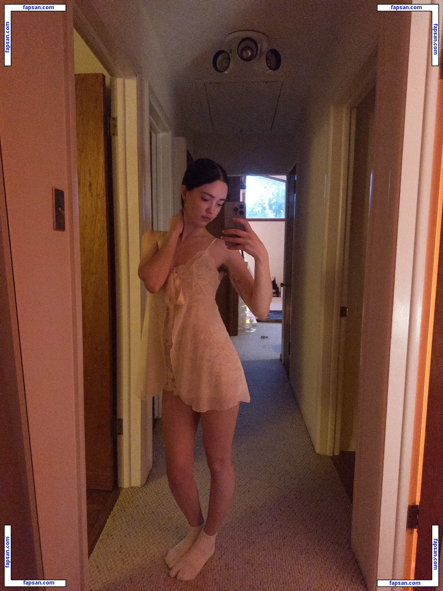 zoeplzshutup nude photo #0008 from OnlyFans