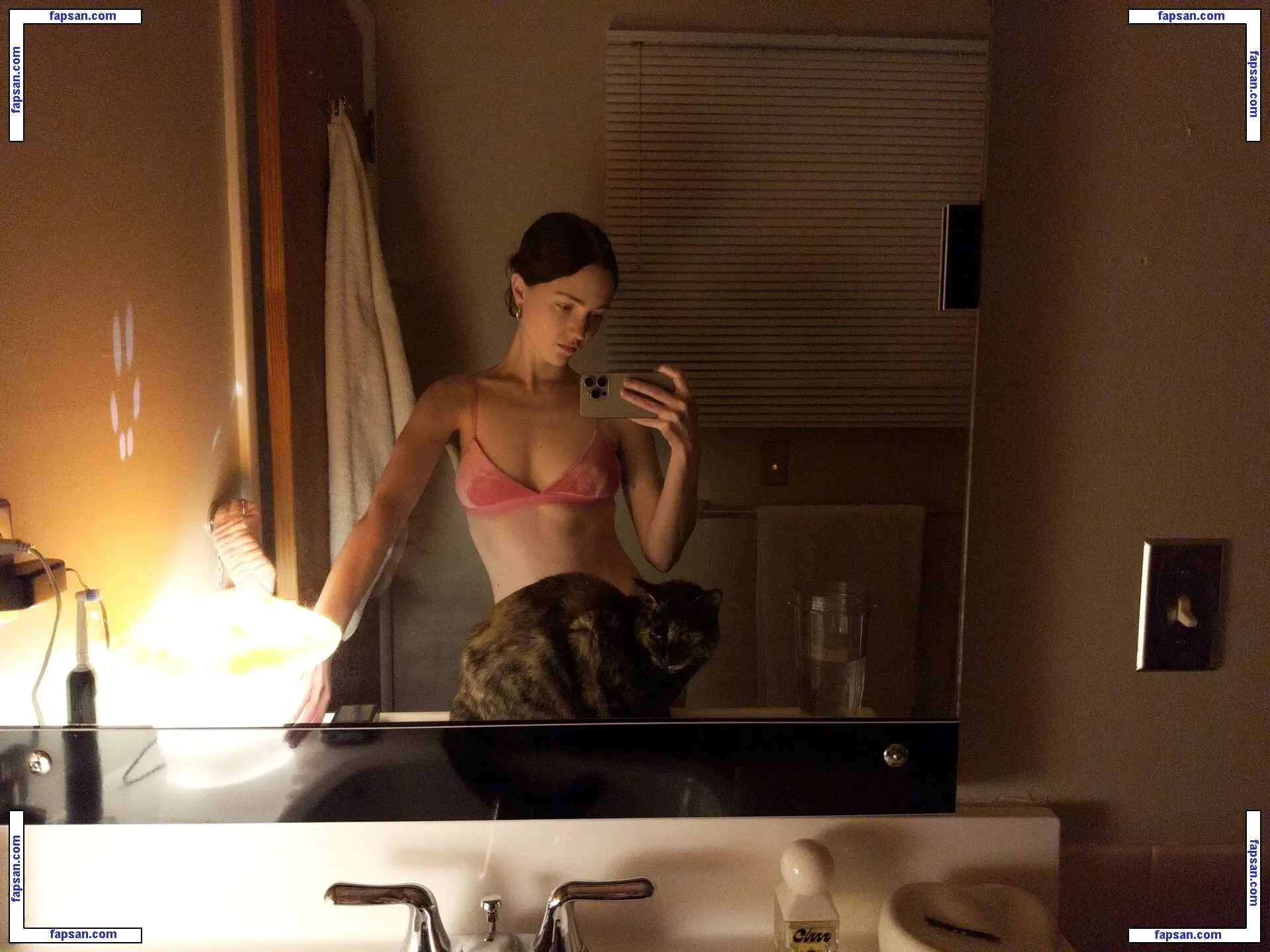 zoeplzshutup nude photo #0010 from OnlyFans