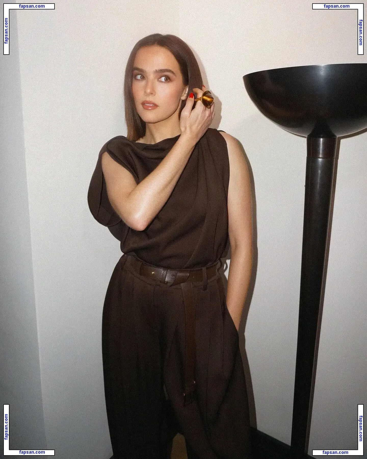 Zoey Deutch nude photo #0561 from OnlyFans