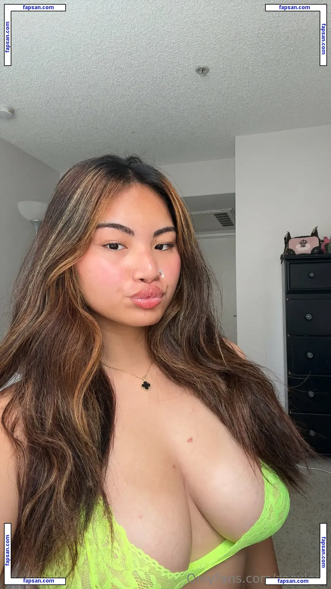 zoeylara nude photo #0004 from OnlyFans