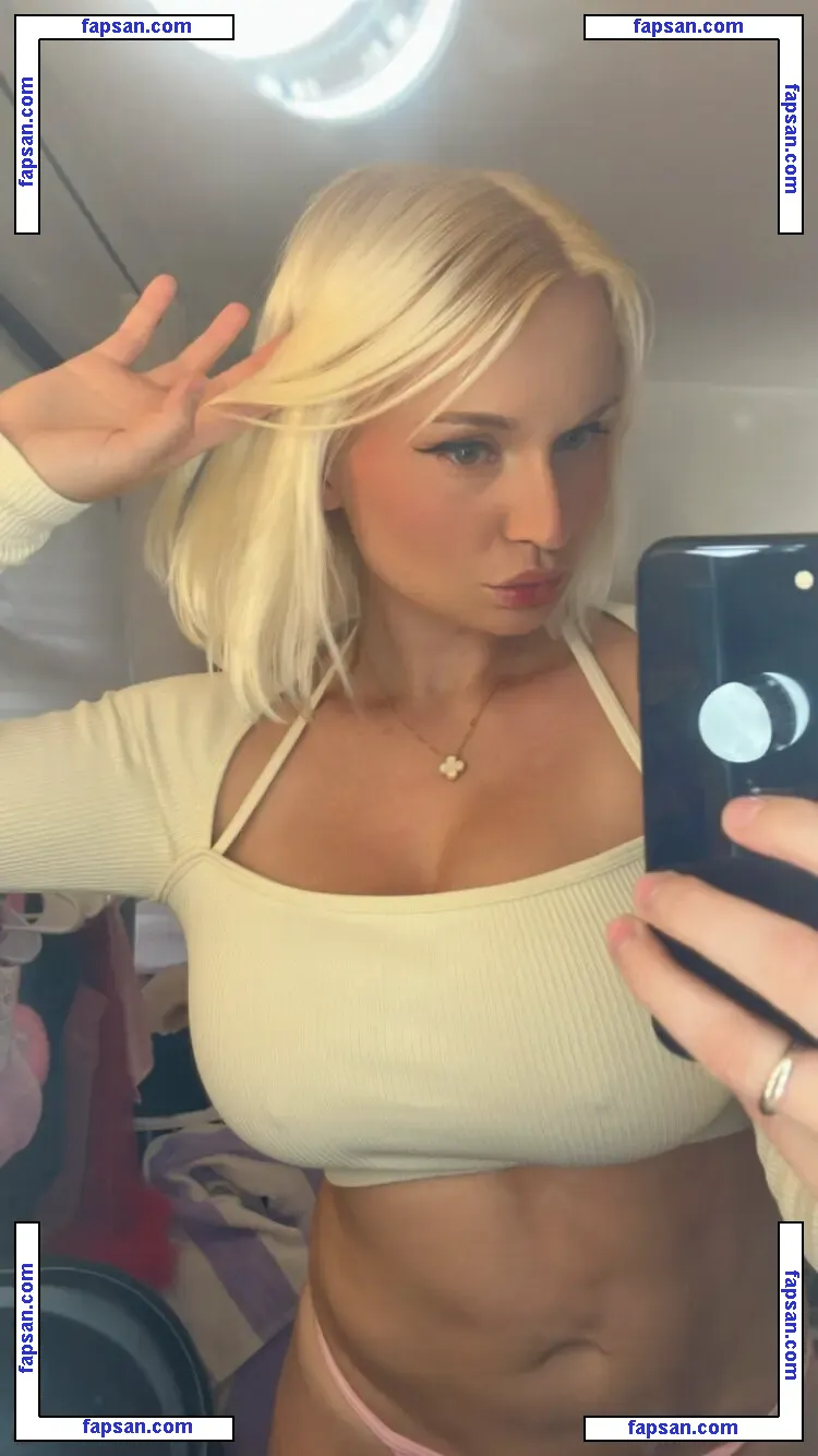 zoieburgher nude photo #0033 from OnlyFans