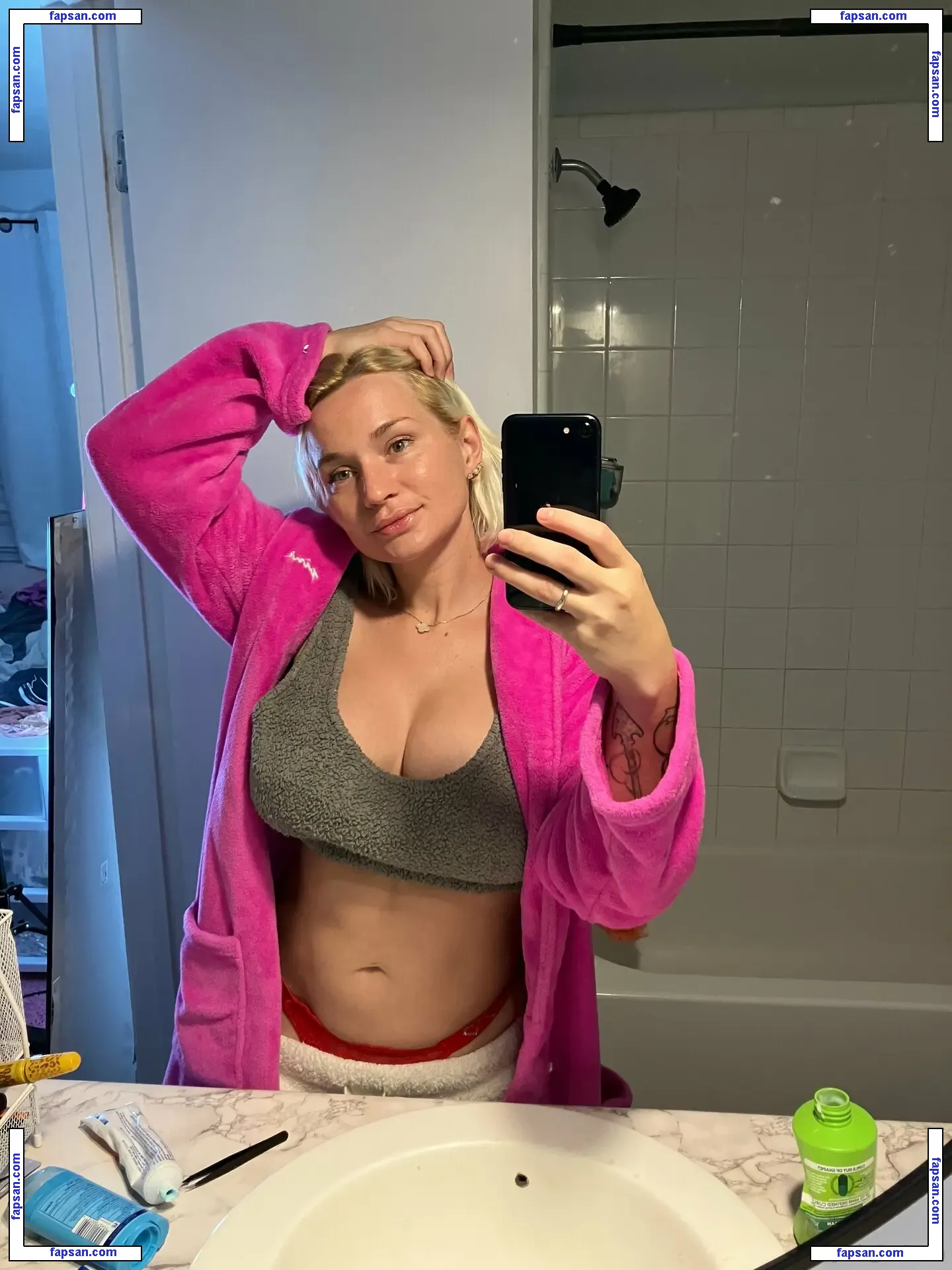 zoieburgher nude photo #0035 from OnlyFans