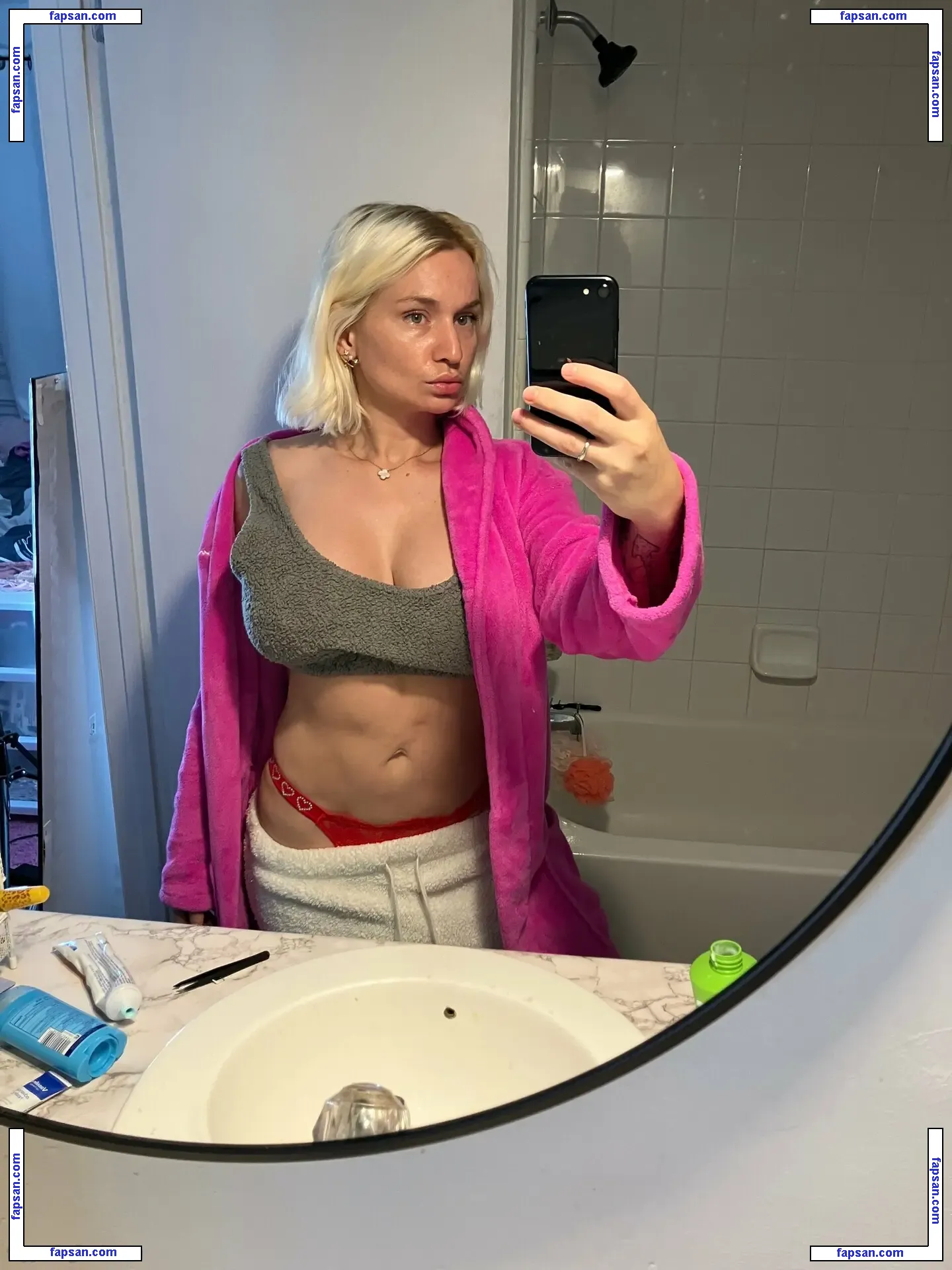 zoieburgher nude photo #0051 from OnlyFans